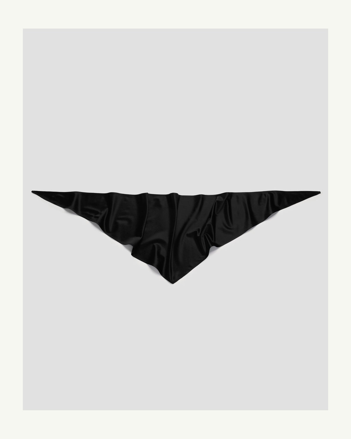 The body wrap triangle in silk, detail view.