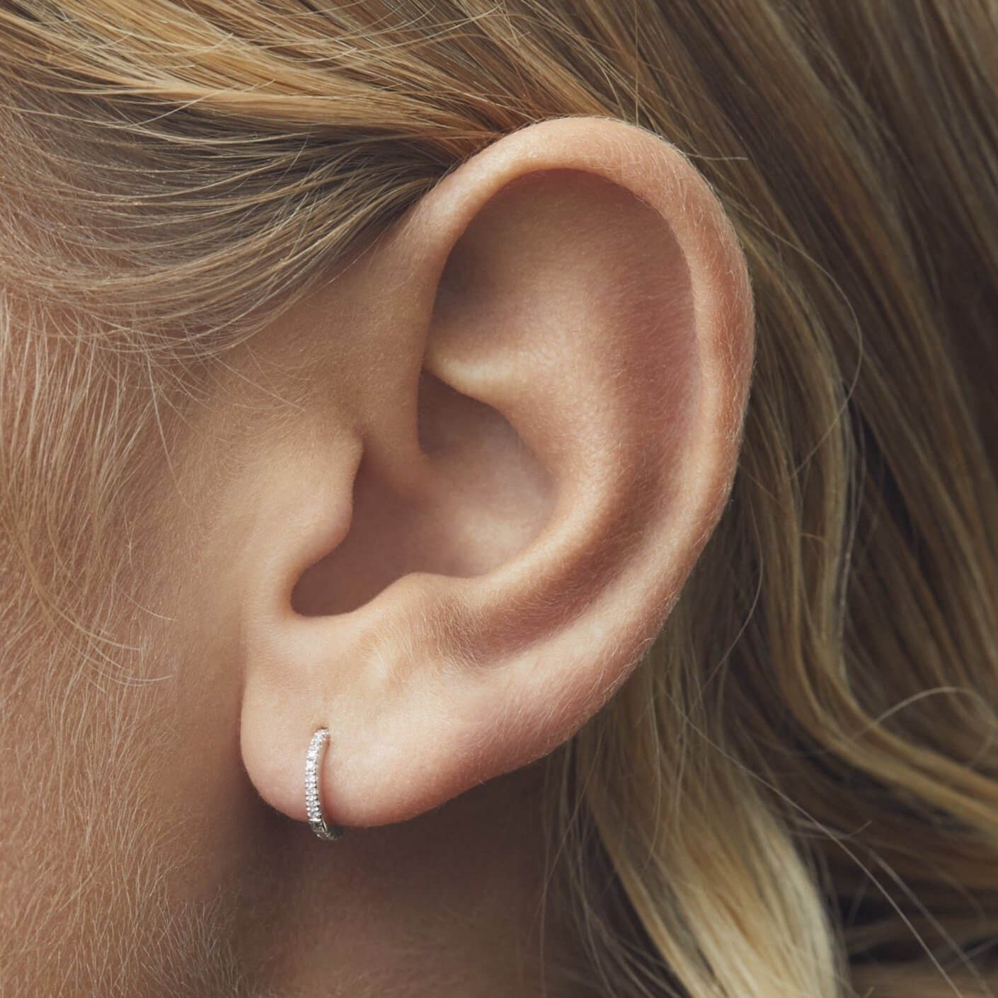 HUGGIE WHITE DIAMOND & WHITE GOLD - 9mm