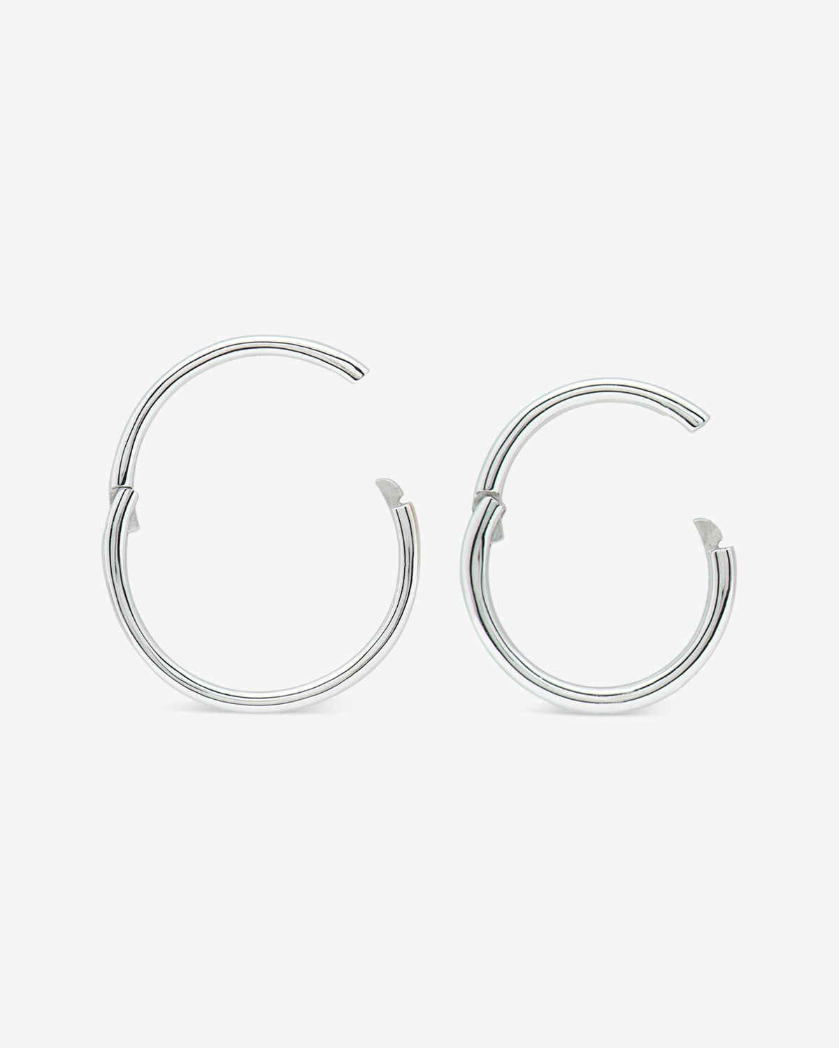 Seamless clicker in 14k white gold, detail view.
