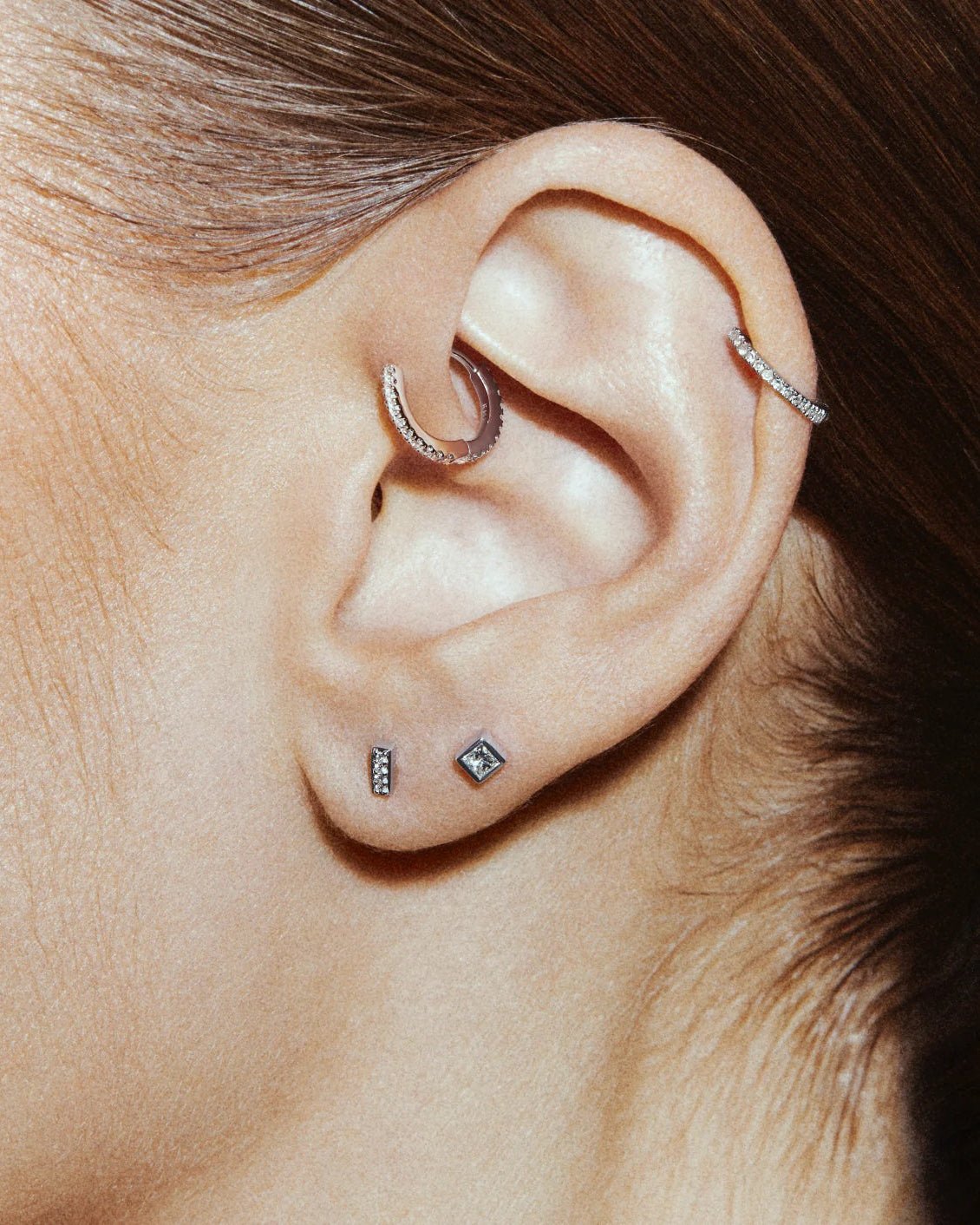 Avant labret in 14k white gold, detail view.