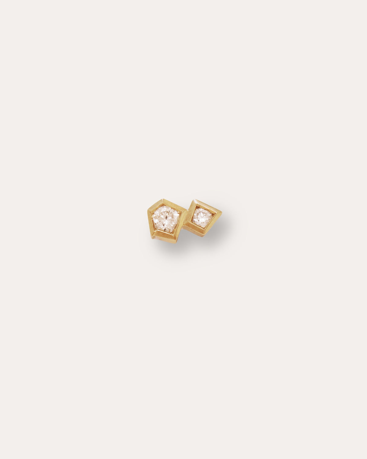 Diptych labret in 14k yellow gold.