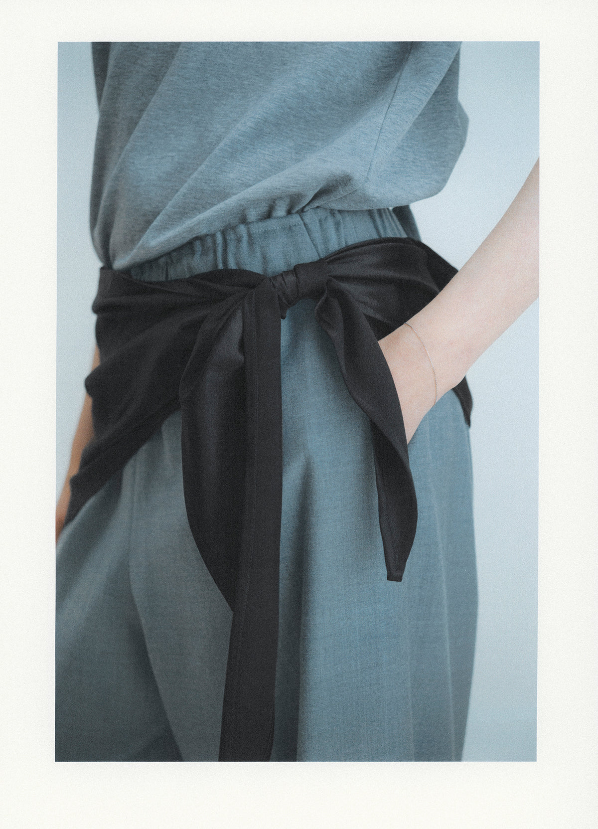 The body wrap triangle in silk, detail view.