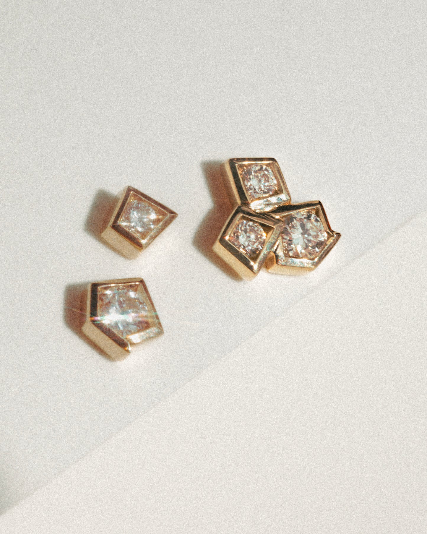 ECHO LABRET - WHITE LAB DIAMOND & YELLOW GOLD