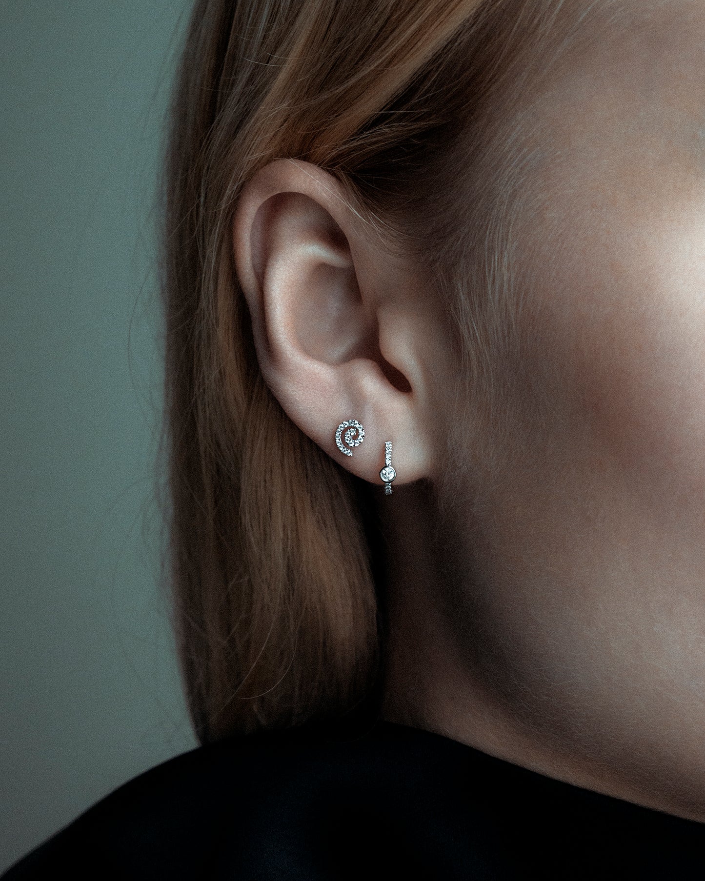 Dot diamond hoop - white diamond & plain white gold - 10mm - earring - ENNUI Atelier