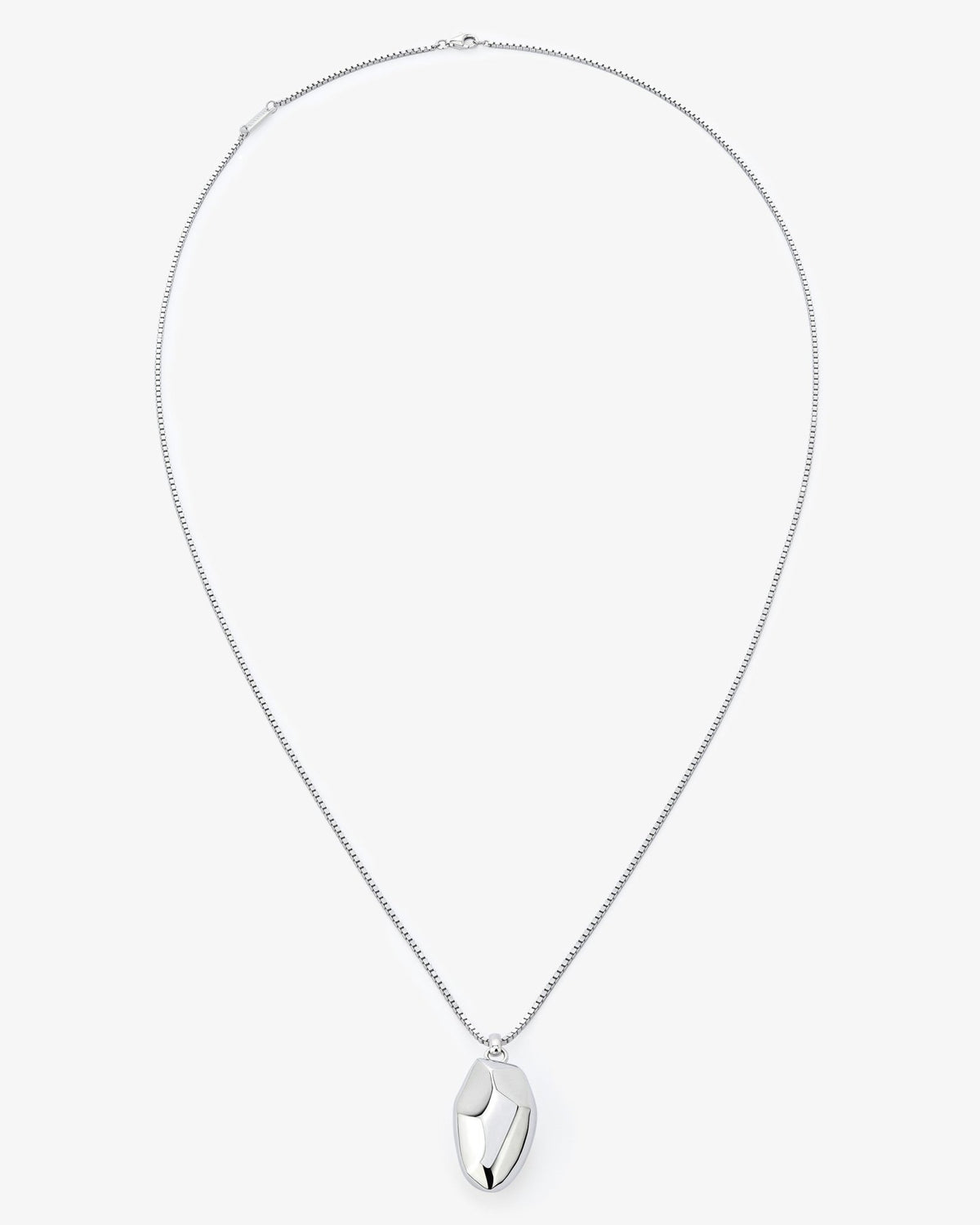 The stone in recycled 925 silver, detail view.