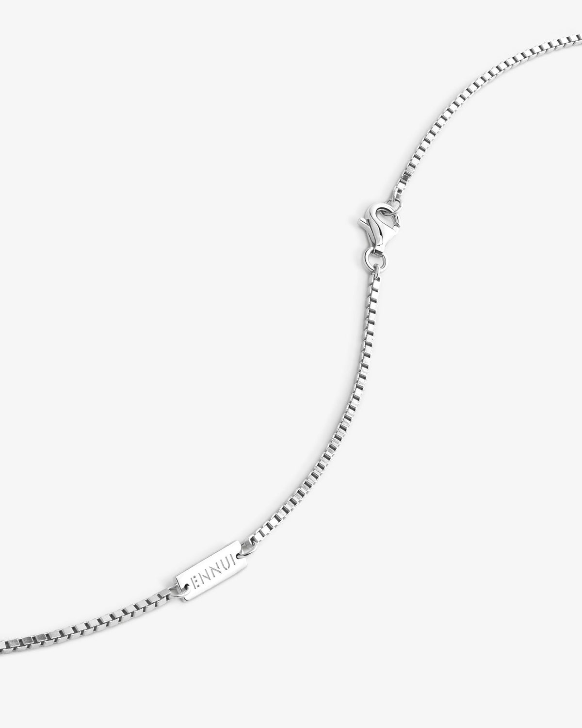 The stone in recycled 925 silver, detail view.