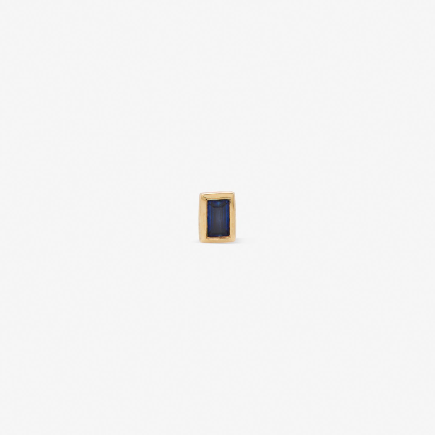 rectangular labret with blue sapphire set in yellow gold