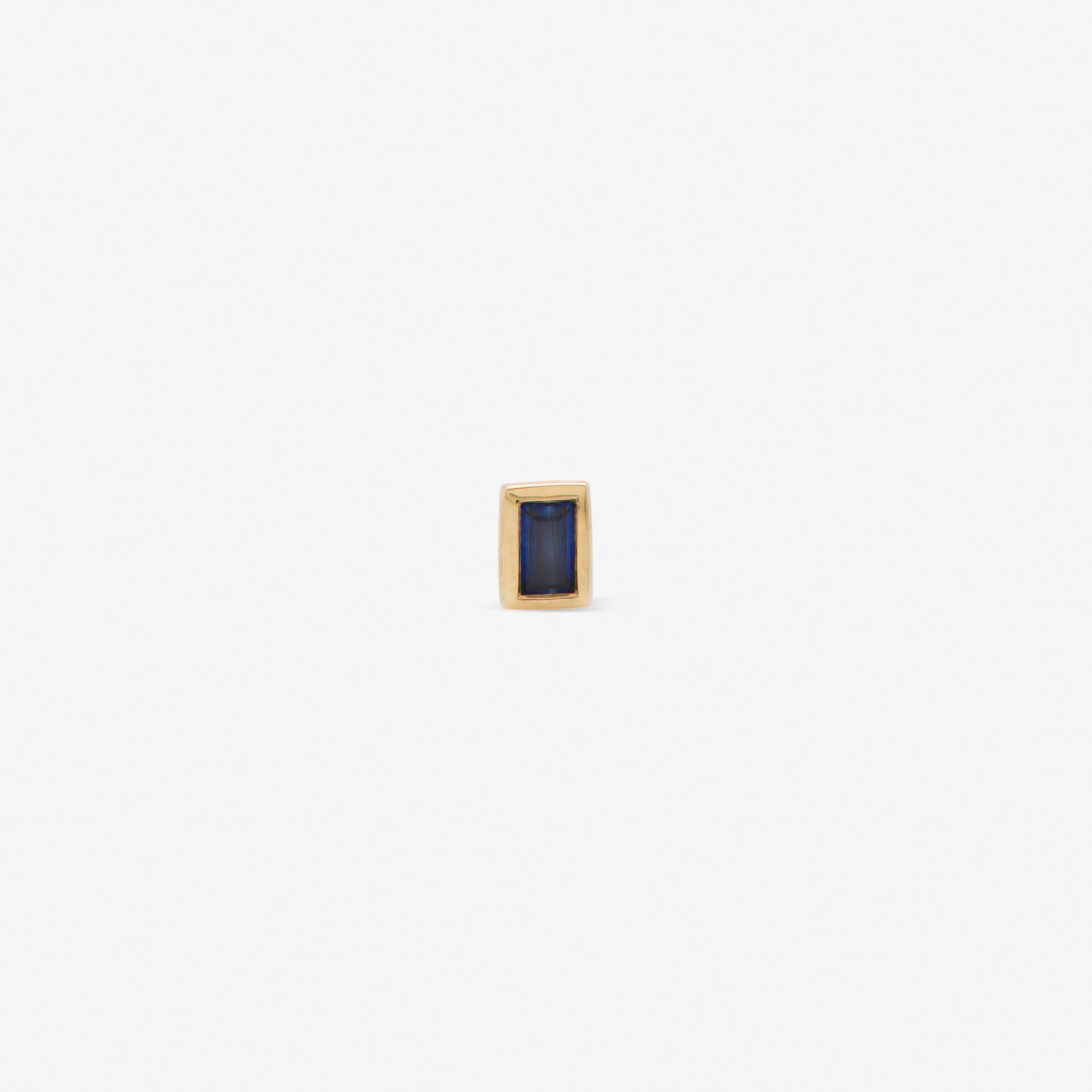 rectangular labret with blue sapphire set in yellow gold